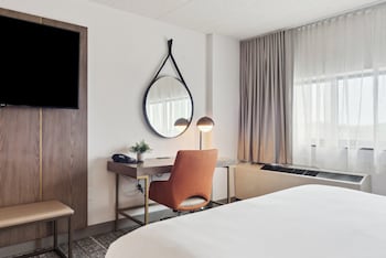 Standard Room, 1 King Bed (Worklife, Bath Shower Combo)