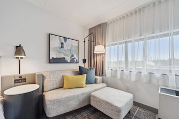 Room, 1 King Bed, Roll-in Shower (Worklife, Comm Access)