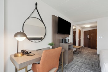 Room, 1 King Bed, Roll-in Shower (Worklife, Comm Access)