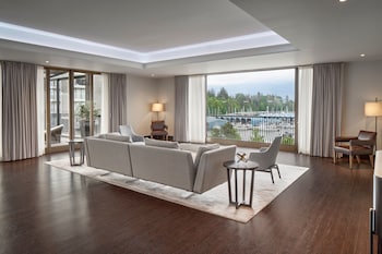 Suite, 2 Bedrooms, Mountain View