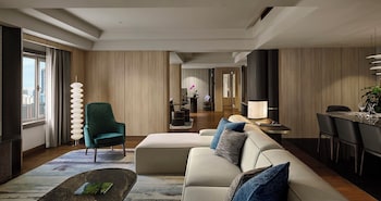 PARKROYAL COLLECTION Suite