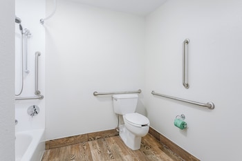 Standard Room, 1 Queen Bed, Accessible, Ground Floor