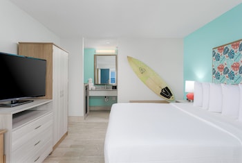 Room, 1 King Bed, Bay View (Upper Floor)