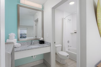 Room, 1 King Bed, Bay View (Upper Floor)