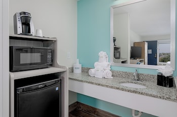 Room, 2 Queen Beds, Bay View (Upper Floor)