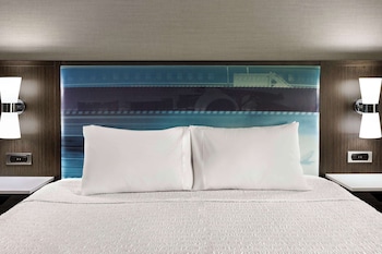Room, 1 King Bed, Mobility Accessible, Non Smoking (Roll-in Shower)