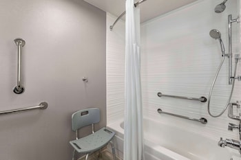 Room, 1 Queen Bed, Mobility Accessible, Bathtub