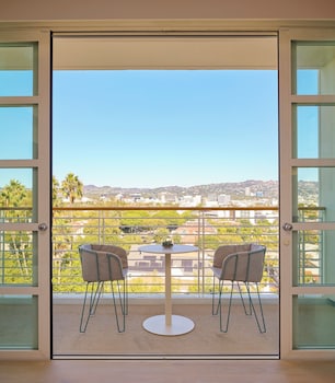Classic Suite, 1 King Bed, Balcony