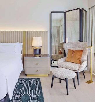 Classic Suite, 1 King Bed, Balcony