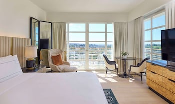 Deluxe Room, 1 King Bed, Accessible, Balcony (Hearing, Roll-In Shower)