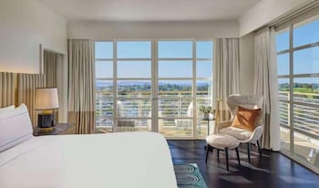 Signature Suite, 1 King Bed, Balcony