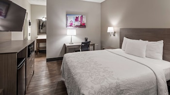 Standard Room, 1 Queen Bed, Non Smoking, Refrigerator & Microwave (2nd Floor)