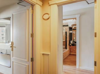 Deluxe Room, Connecting Rooms