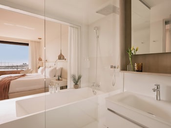 Red Level Presidential Suite Sea and Cathedral View