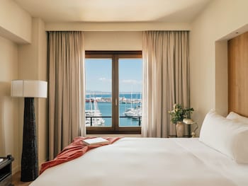 Red Level Junior Suite Sea and Cathedral View