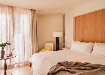 Deluxe Room, Connecting Rooms