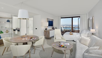 Red Level Master Suite Sea and Cathedral View