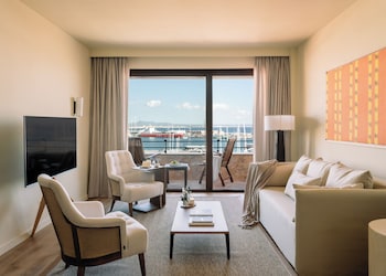 Red Level Suite Sea View and Cathedral