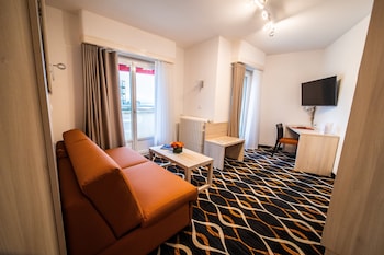 Junior Room, 1 Queen Bed