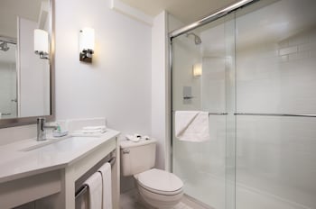 Room, 1 Queen Bed (Mobility Accessible, Roll-in Shower)