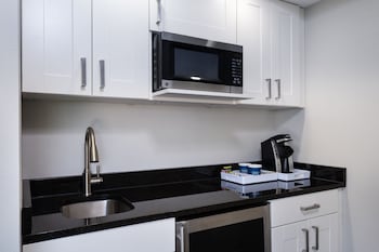 Suite, 1 King Bed, City View (Corner)