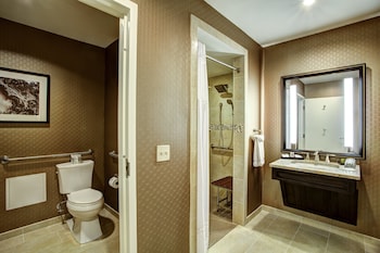 Classic Room, 1 King Bed, Accessible Bathtub (Mobility)