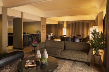 Executive Suite, Club Lounge Access