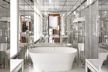 Deluxe Collection Room