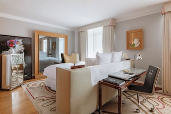 Deluxe Collection Room