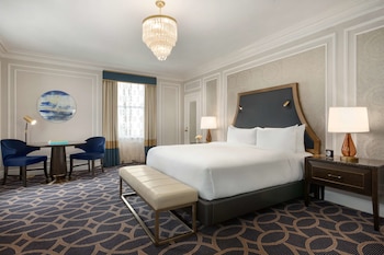 Fairmont Gold, Signature Room, 1 King Bed