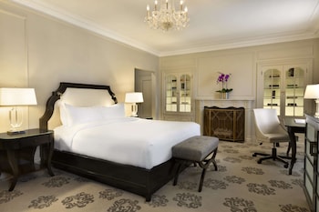 Junior Suite, 1 King Bed with Sofa bed