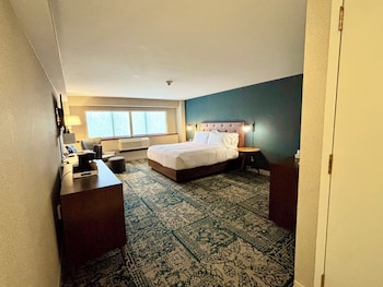 Deluxe Room, 1 King Bed (Mobility/Hearing Access, Roll-In Shwr)