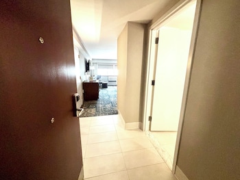Deluxe Room, 1 King Bed (Mobility/Hearing Access, Roll-In Shwr)