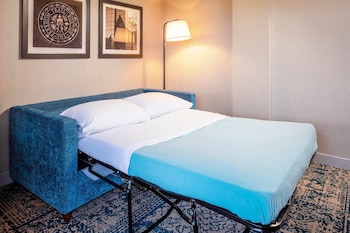 Deluxe Room, 1 King Bed with Sofa bed (Balcony)