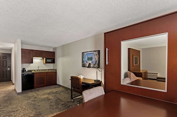 Suite, 1 Queen Bed with Sofa bed, Non Smoking