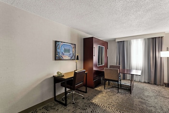 Suite, 1 Queen Bed with Sofa bed, Non Smoking