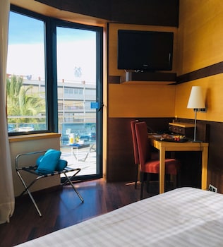 Comfort Room, 1 Queen Bed, Terrace (View)