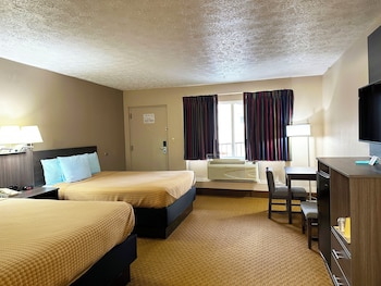 Standard Room, 2 Queen Beds (Courtside - Pet Friendly)