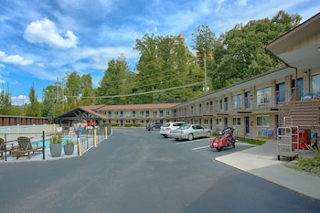 Standard Room, 2 Queen Beds (Courtside - Pet Friendly)