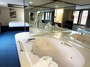 Queen Jacuzzi Suite - No Pets
