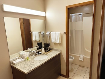 Standard Room, 2 Queen Beds (Courtside - Pet Friendly)