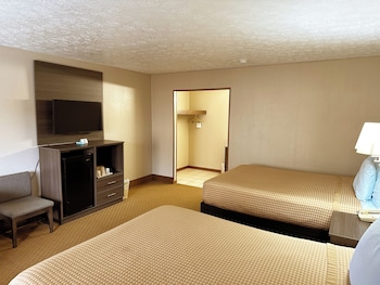 Standard Room, 2 Queen Beds (Courtside - Pet Friendly)