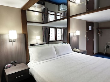 Queen Jacuzzi Suite - No Pets