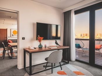 Executive Suite, 1 King Bed with Sofa bed
