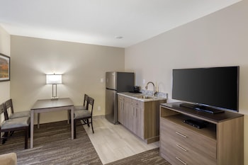 Suite, 1 Queen Bed, Non Smoking, Kitchenette (with Sofabed)