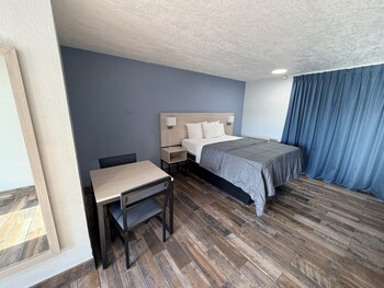 Deluxe Room, 1 Queen Bed, Non Smoking