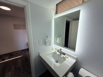 Deluxe Room, 1 Queen Bed, Non Smoking