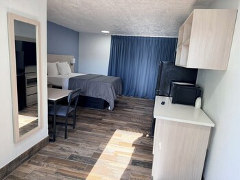 Deluxe Room, 1 Queen Bed, Non Smoking