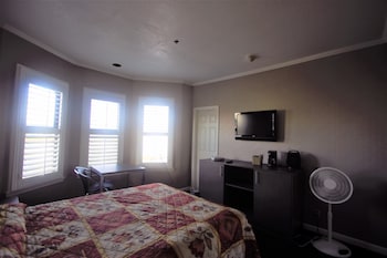 Standard Room, 1 Queen Bed