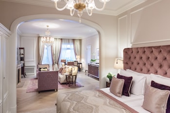 Suite, 1 King Bed with Sofa bed, Lake View (Butler Service)